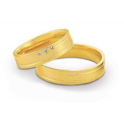 Særlige Nuran vielsesringe i 8 eller 14 karat guld med 3 x 0,01 ct diamanter og elegant graveret linje.